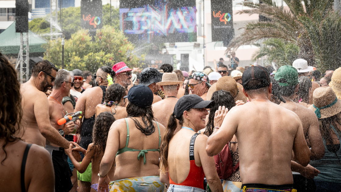 Miles de personas desbordan Puerto Naos en el regreso de LOS40 Fiesta del Agua