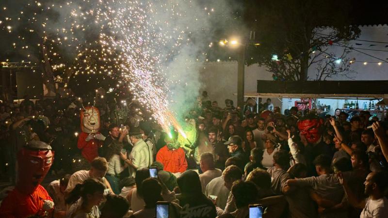 El Gato Belial vuelve a incendiar la noche grande de El Socorro