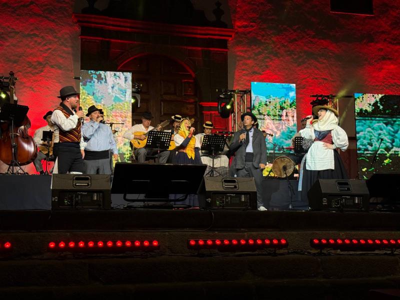 "Cantares del Archipiélago" llenó de emoción y orgullo canario la Plaza de San Francisco