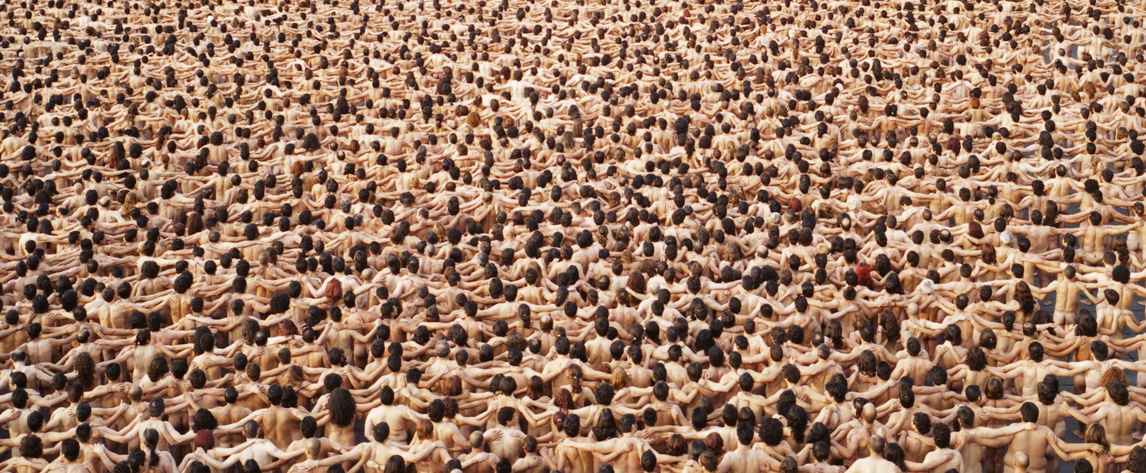 Spencer Tunick transforma Gran Canaria en un lienzo humano por los derechos LGTBIQA+
